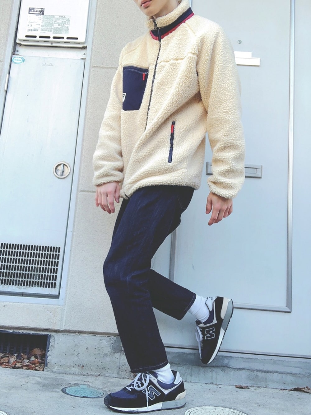 「冬コーデ、フリース、秋のコーデ、オトナカジュアル、ボアジャケット、ボアフリース、New Balance、デニム、niko and ...」｜「niko and...のオリジナルテーパードデニムパンツ【niko and ...】（デニムパンツ、ブルー系）」を使った、とっきーさん（メンズ・170cm）の秋コーディネートの1枚目の写真