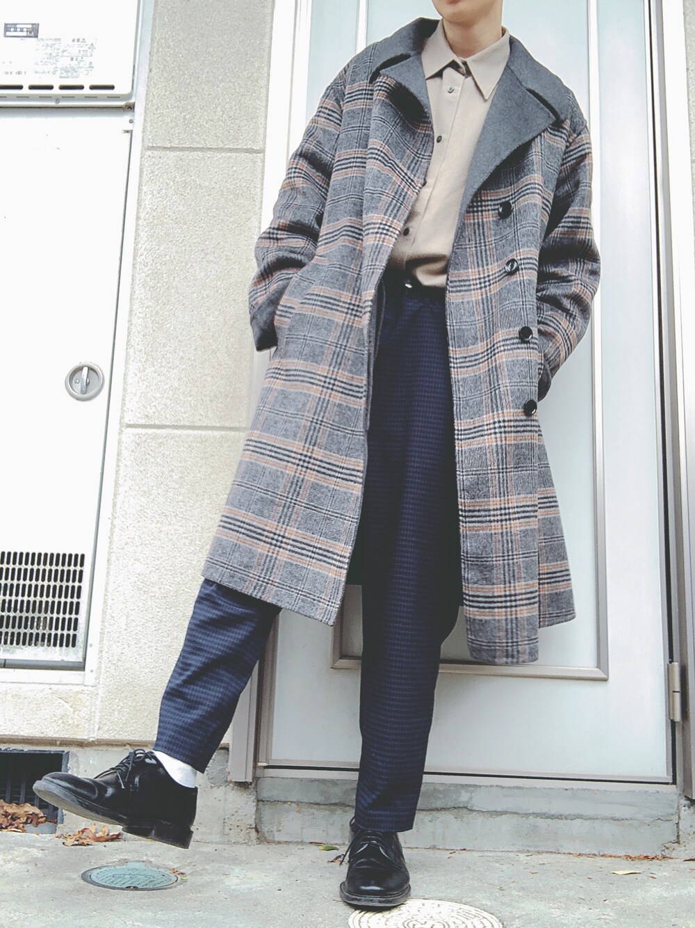 「グレンチェック、ビックシルエット、コート、オーバーコート、niko and ...、古着、冬コーデ、チェックコート、ロングコート、大学生」｜「niko and...の無双ダブルコート（その他アウター、グレー系）」を使った、とっきーさん（メンズ・170cm）の冬コーディネートの1枚目の写真