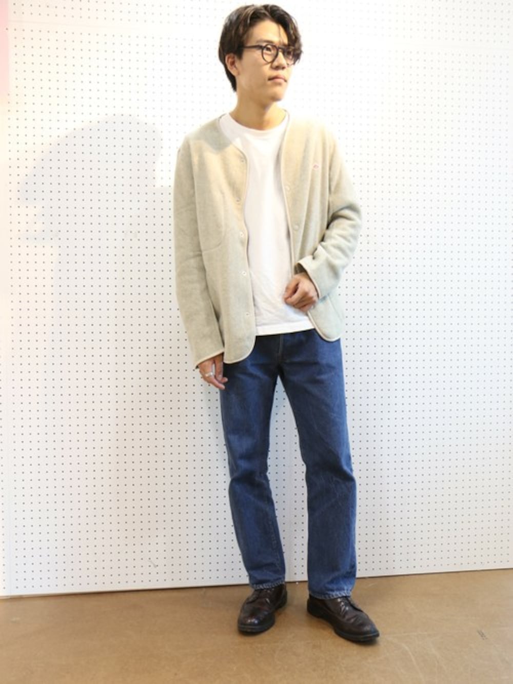 ベージュ系のノーカラージャケットを着用したメンズの冬コーディネートの1枚目の写真