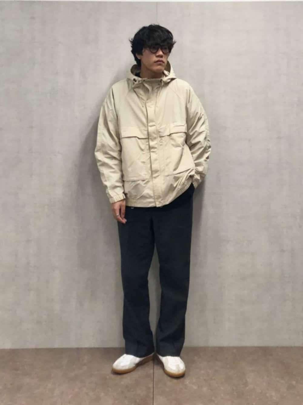「スニーカー、ビッグシルエット、マウンテンパーカー、スラックス、オーバーサイズ、ナイロンジャケット、古着MIX、春コーデ、眼鏡男子、ジャーマントレーナー」｜「FREAK'S STOREの▽ビッグシルエット ナイロンマウンテンパーカー/フードブルゾン（マウンテンパーカー、ベージュ系）」を使った、SATOさん（メンズ・178cm）の冬コーディネートの1枚目の写真