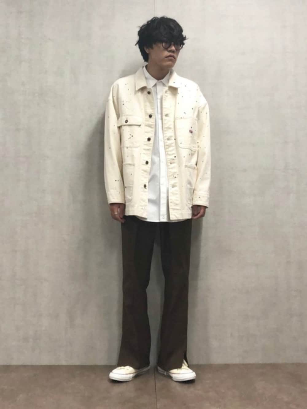 「スニーカー、デニム、コンバース、ビッグシルエット、白シャツ、カバーオール、オーバーサイズ、春コーデ、眼鏡男子」｜「BIG MACの▽BIG MAC×FREAK'S STORE/ビッグマック 別注ビッグシルエット カバーオール（加工）/デニムジャケット（ブルゾン、ベージュ系）」を使った、SATOさん（メンズ・178cm）の冬コーディネートの1枚目の写真