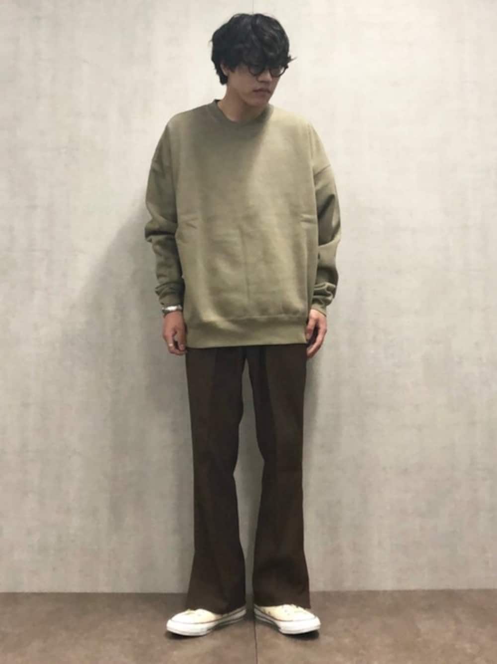 「スウェット、スニーカー、ビッグシルエット、カジュアル、converse、オーバーサイズ、フレアパンツ、春コーデ、カジュアルコーデ、眼鏡男子」｜「FREAK'S STOREのWEB限定 12oz ヘビーウェイト ビッグシルエット クルーネックスウェット/トレーナー（スウェット、ベージュ系）」を使った、SATOさん（メンズ・178cm）の冬コーディネートの1枚目の写真