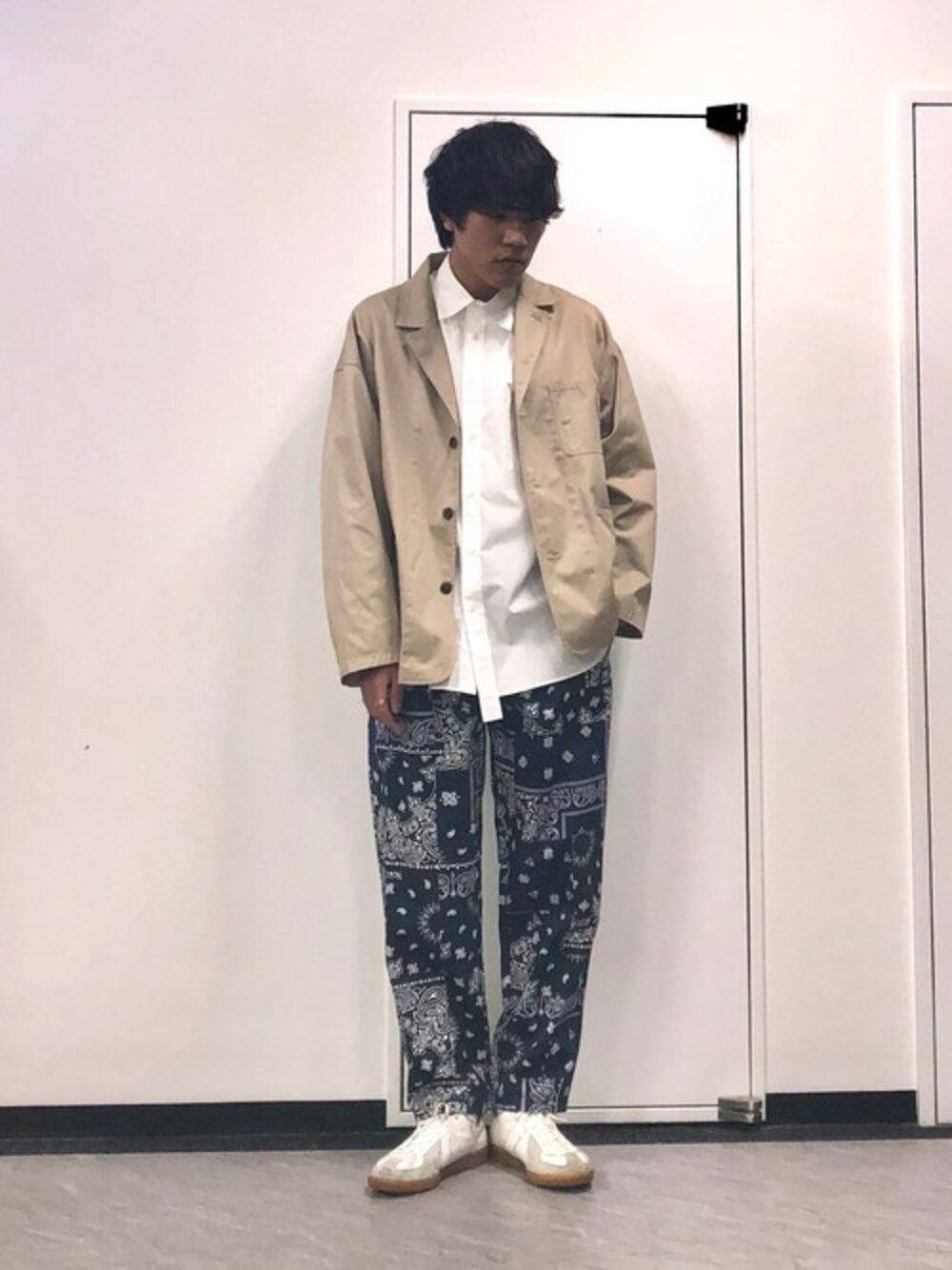 「スニーカー、ジャケット、ビッグシルエット、シャツ、白シャツ、オーバーサイズ、ワイドパンツ、古着MIX、春コーデ、シェフパンツ」｜「FREAK'S STOREのシェフジャケット/CHEF JACKET/ツイル/ペイズリー/デニム/チェック/ガンクラブチェック（ブルゾン、ベージュ系）」を使った、SATOさん（メンズ・178cm）の冬コーディネートの1枚目の写真