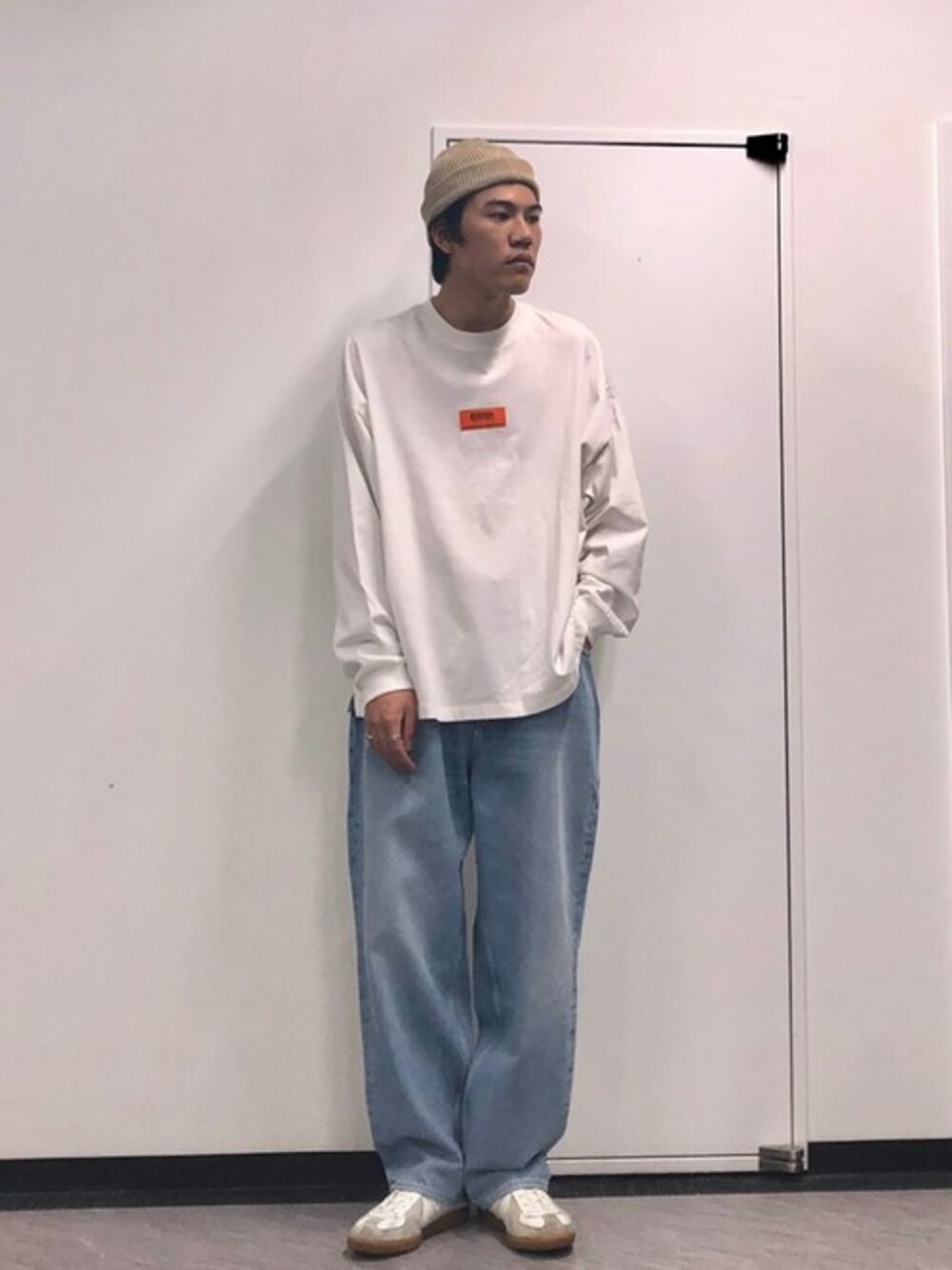 「デニム、ロゴT、ニット帽、ストリート、ロンT、オーバーサイズ、ワイドパンツ、デニムパンツ、古着MIX、春コーデ」｜「UNIVERSAL OVERALLのUNIVERSAL OVERALL×FREAK'S STORE/ユニバーサルオーバーオール 別注センターボックスロゴ ロングスリーブTシャツ/ビッグシルエット（Tシャツ/カットソー、ホワイト系）」を使った、SATOさん（メンズ・178cm）の冬コーディネートの1枚目の写真