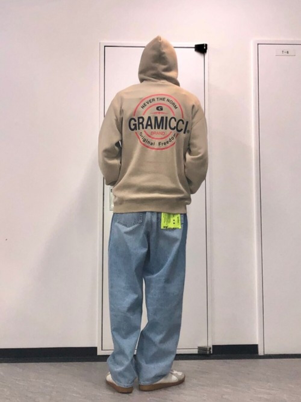 「スウェット、デニム、ビッグシルエット、パーカー、ストリート、オーバーサイズ、ワイドパンツ、デニムパンツ、古着MIX、春コーデ」｜「FREAK'S STOREのGRAMICCI×FREAK'S STORE/グラミチ 別注ビッグシルエット サークルロゴスウェットパーカー/プルオーバーフーディ（パーカー、ベージュ系）」を使った、SATOさん（メンズ・178cm）の冬コーディネートの1枚目の写真