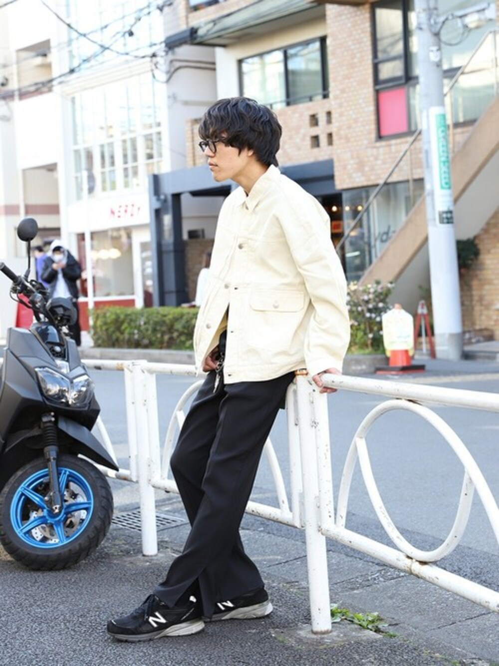 「スニーカー、ジャケット、ビッグシルエット、New Balance、オーバーサイズ、フレアパンツ、春カラー、春コーデ、スリットパンツ」｜「FREAK'S STOREのWEB限定 スーパービッグシルエット カラード カツラギジャケット/オーバーサイズ（デニムジャケット、ベージュ系）」を使った、SATOさん（メンズ・178cm）の春コーディネートの1枚目の写真