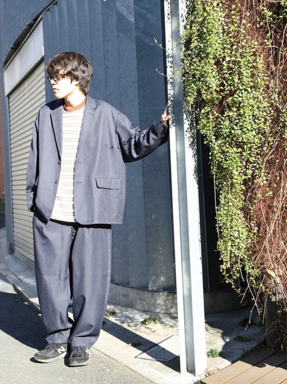「スニーカー、ビッグシルエット、セットアップ、ボーダー、New Balance、ロンT、オーバーサイズ、ワイドパンツ、春コーデ、セットアップスタイル」｜「FREAK'S STOREの▽WEB限定 ビッグシルエット オーバーサイズ スタプレ ポリツイル セットアップ (シングルジャケット/パンツ)（テーラードジャケット、ブルー系）」を使った、SATOさん（メンズ・178cm）の春コーディネートの1枚目の写真