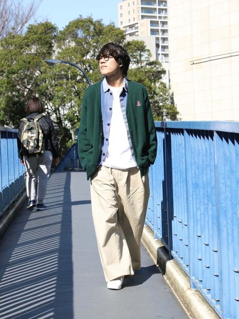 「古着、カーディガン、スニーカー、チノパン、adidas、スニーカーコーデ、ワイドパンツ、古着MIX、ワークジャケット、春コーデ」｜「FREAK'S STOREのWEB限定 ワイドストレート ツータック チノ トラウザー / チノパンツ（チノパンツ、ベージュ系）」を使った、SATOさん（メンズ・178cm）の春コーディネートの1枚目の写真