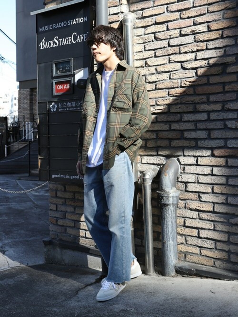 「古着、スニーカー、デニム、ビッグシルエット、シャツ、スニーカーコーデ、デニムパンツ、古着MIX、春コーデ、シャツスタイル」｜「FREAK'S STOREのWEB限定 ビッグシルエット CPO コットンリネン チェックシャツ（シャツ/ブラウス、グリーン系）」を使った、SATOさん（メンズ・178cm）の春コーディネートの1枚目の写真