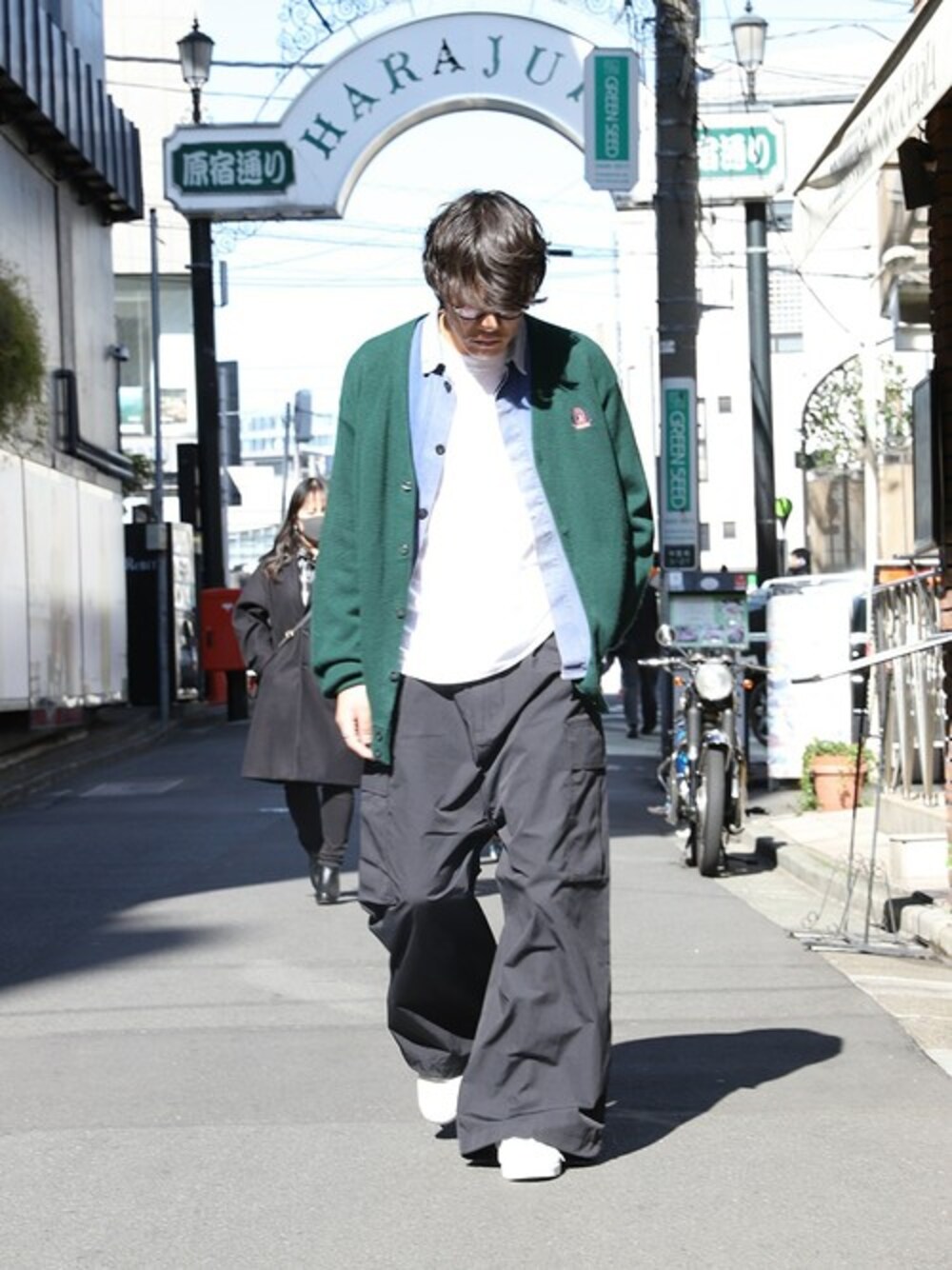 「古着、スニーカー、ビッグシルエット、ミリタリー、レイヤードスタイル、スニーカーコーデ、カーゴパンツ、ワイドパンツ、古着MIX、春コーデ」｜「FREAK'S STOREのWEB限定 6ポケット ワイドストレート カーゴパンツ（カーゴパンツ、ブラック系）」を使った、SATOさん（メンズ・178cm）の春コーディネートの1枚目の写真