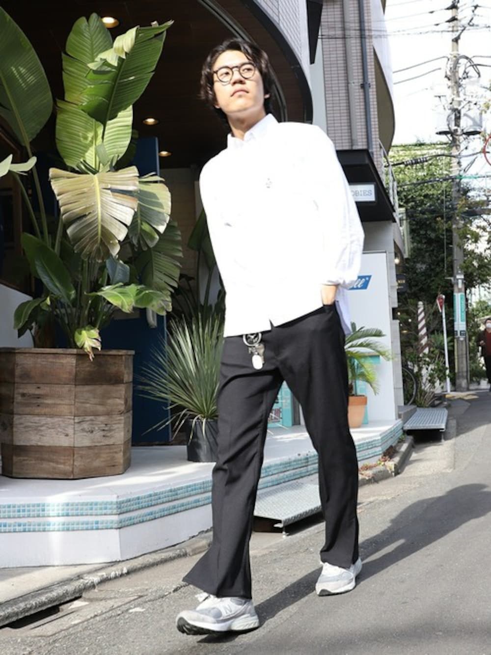 「スニーカー、シンプル、白シャツ、New Balance、スニーカーコーデ、フレアパンツ、シンプルコーデ、春コーデ、シャツスタイル」｜「FREAK'S STOREのWEB限定 CHUMS/チャムス OX Shirt オックスフォードシャツ（シャツ/ブラウス、ホワイト系）」を使った、SATOさん（メンズ・178cm）の春コーディネートの1枚目の写真