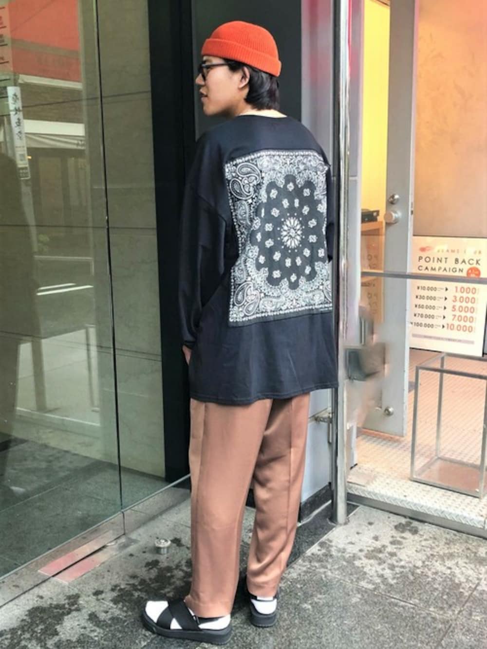 「ビッグシルエット、ニット帽、キャップ、ストリート、ロンT、オーバーサイズ、サンダル、春コーデ、ストリートMIX、ストリートコーデ」｜「HAV-A-HANKの▽【ユニセックスでオススメ！】HAV-A-HANK×FREAK'S STORE/ハバハンク 別注ビッグシルエット バンダナバックプリント ロングスリーブTシャツ/ペイズリー ロンT（Tシャツ/カットソー、ブラック系）」を使った、SATOさん（メンズ・178cm）の春コーディネートの1枚目の写真