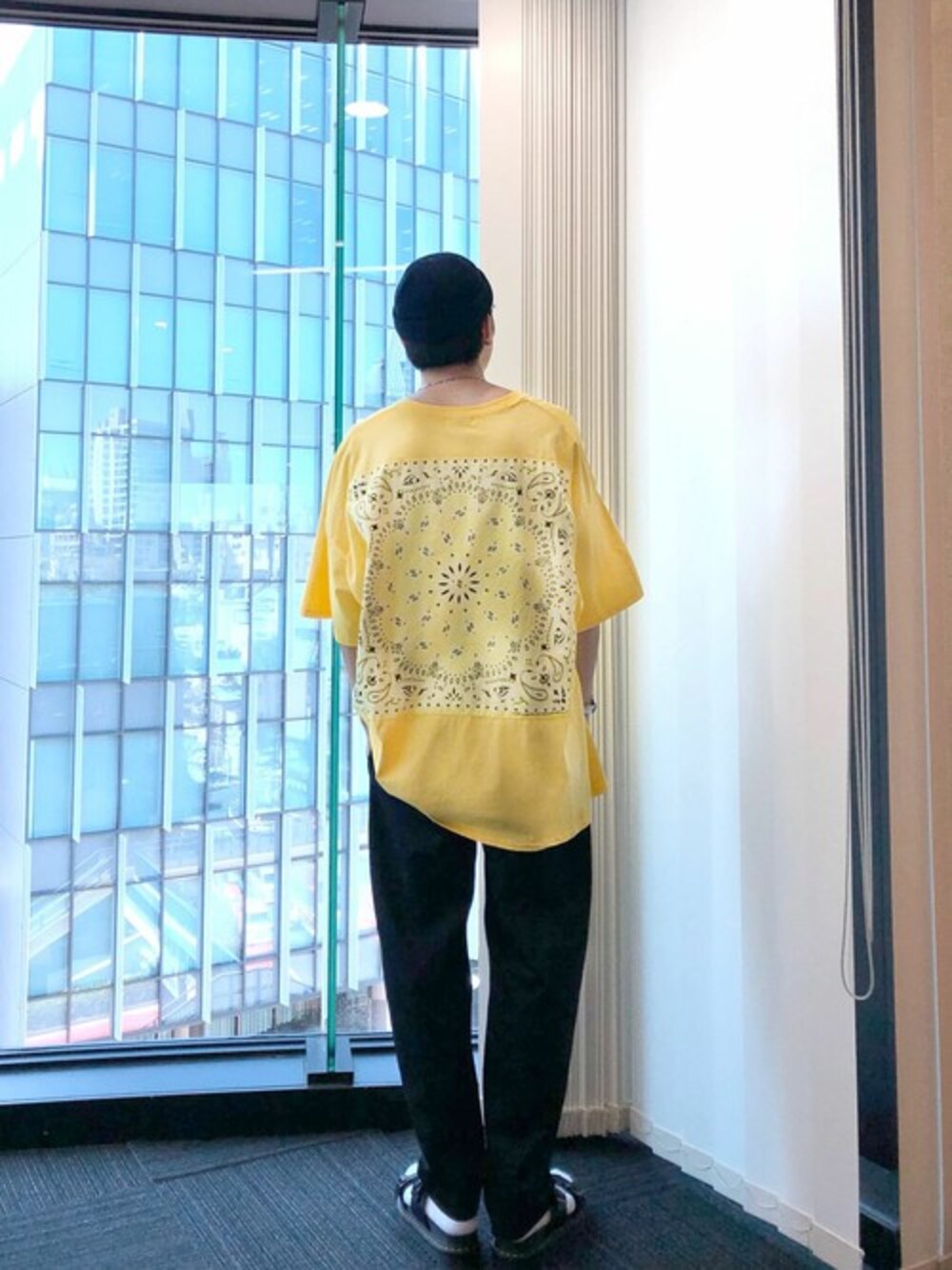 「ビッグシルエット、ニット帽、Tシャツ、オーバーサイズ、バンダナ、サンダル、春コーデ、バギーパンツ、夏コーデ、シェフパンツ」｜「HAV-A-HANKの▽【ユニセックスでオススメ！】HAV-A-HANK×FREAK'S STORE/ハバハンク 別注ビッグシルエット バンダナバックプリント Tシャツ/ペイズリー 半袖Tシャツ（Tシャツ/カットソー、イエロー系）」を使った、SATOさん（メンズ・178cm）の春コーディネートの1枚目の写真