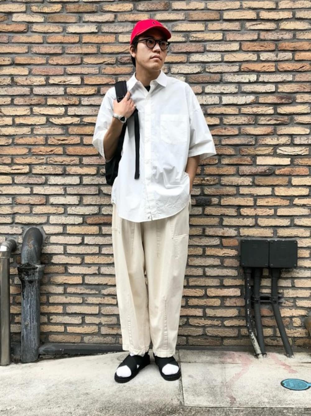 「リュック、白シャツ、キャップ、ワイドパンツ、バルーンパンツ、サンダル、春コーデ、シャツスタイル、モノトーンコーデ」｜「BIG MACのBIGMAC×FREAK'S STORE/ビッグマック 別注タックバルーンパンツ/バギーパンツ（その他パンツ、ホワイト系）」を使った、SATOさん（メンズ・178cm）の春コーディネートの1枚目の写真