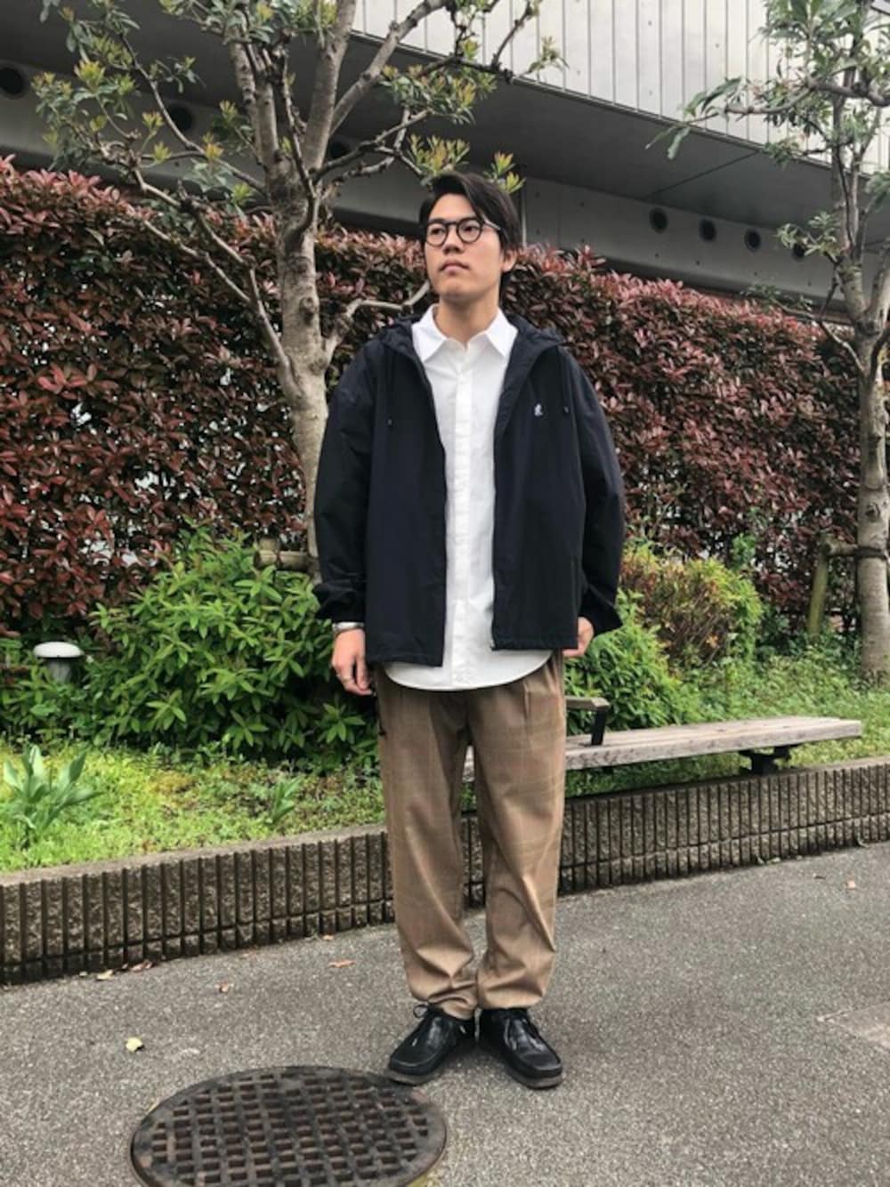「ビッグシルエット、マウンテンパーカー、白シャツ、オーバーサイズ、ナイロンジャケット、春コーデ、シャツスタイル、フリークスストア、シェフパンツ」｜「Gramicciの▽GRAMICCI×FREAK'S STORE/グラミチ 別注Gramicci Light Nylon MOUTAIN PARKA/グラミチ軽量ナイロンマウンテ（マウンテンパーカー、ブラック系）」を使った、SATOさん（メンズ・178cm）の春コーディネートの1枚目の写真