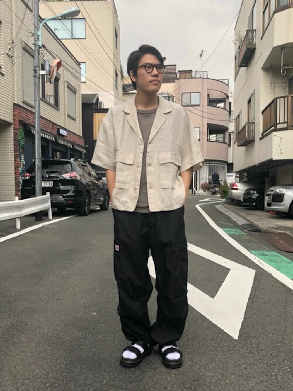 「ビッグシルエット、オーバーサイズ、ドクターマーチン、ワイドパンツ、サンダル、春コーデ、シャツスタイル、夏コーデ、フリークスストア、パラシュートパンツ」｜「Dr. MartensのDr.Martens / ドクターマーチン CHILTON SANDAL/チルトンサンダル/スポーツサンダル/25766001（サンダル、ブラック系）」を使った、SATOさん（メンズ・178cm）の春コーディネートの1枚目の写真