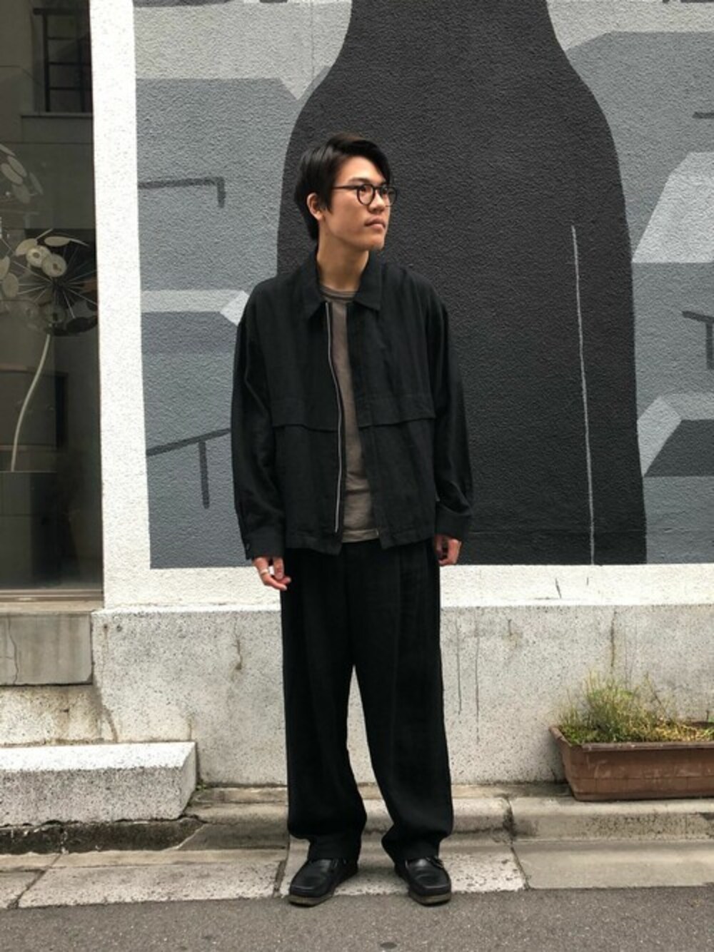 「ビッグシルエット、セットアップ、オーバーサイズ、ワイドパンツ、リネン、リラックススタイル、clarks、春コーデ、フリークスストア」｜「FREAK'S STOREの▽Herdmans/ハードマンズ ビッグシルエット リネンジップブルゾン/ジャケット（ブルゾン、ブラック系）」を使った、SATOさん（メンズ・178cm）の春コーディネートの1枚目の写真