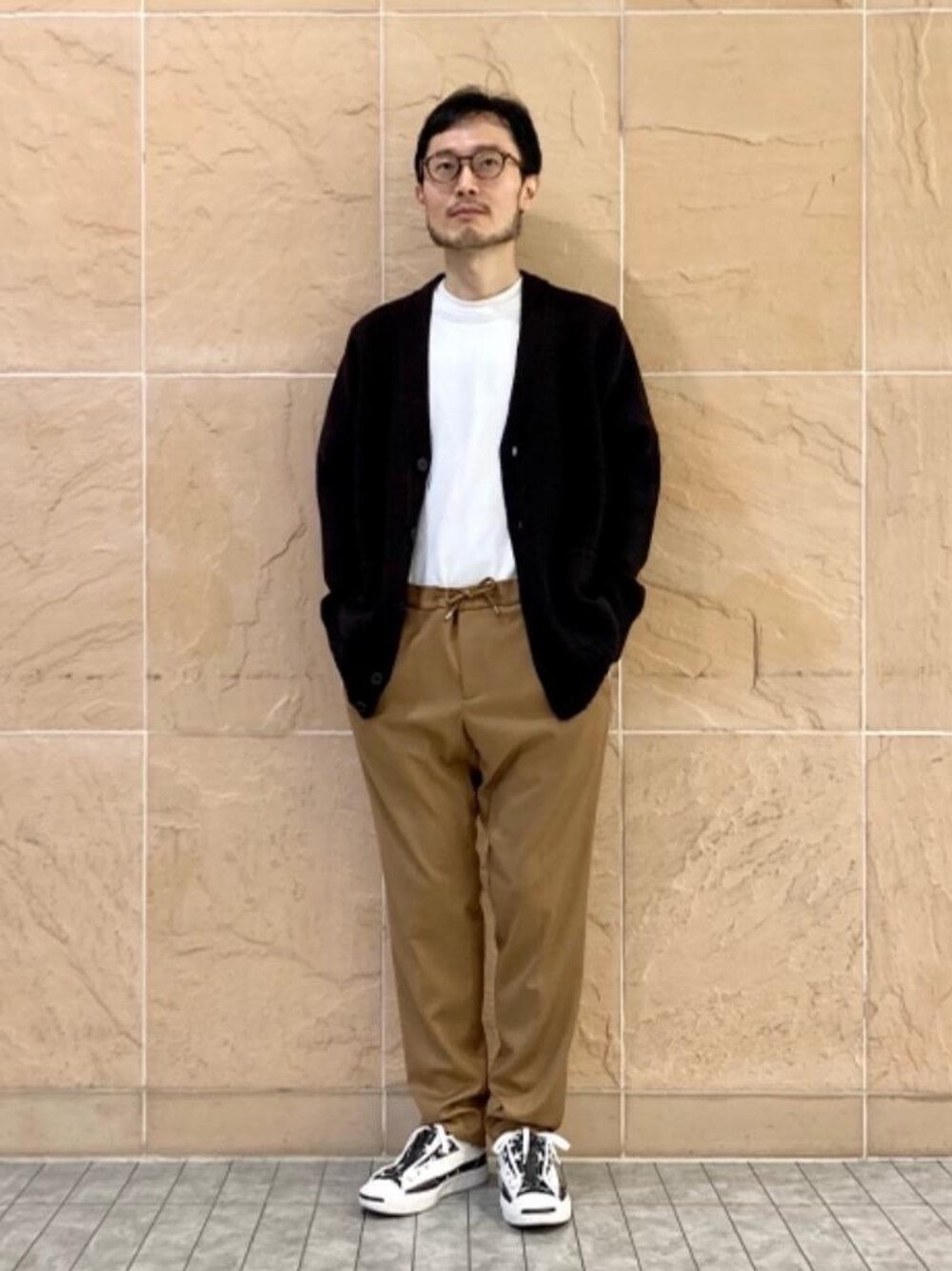 ブラウン系のニット/セーター、ベージュ系のその他パンツを着用したメンズの秋コーディネートの1枚目の写真