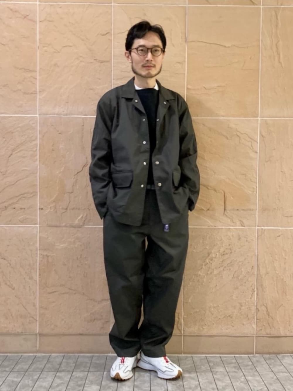 ブラック系のTシャツ/カットソー、グレー系のその他パンツ、グレー系のその他アウターを着用したメンズの秋コーディネートの1枚目の写真