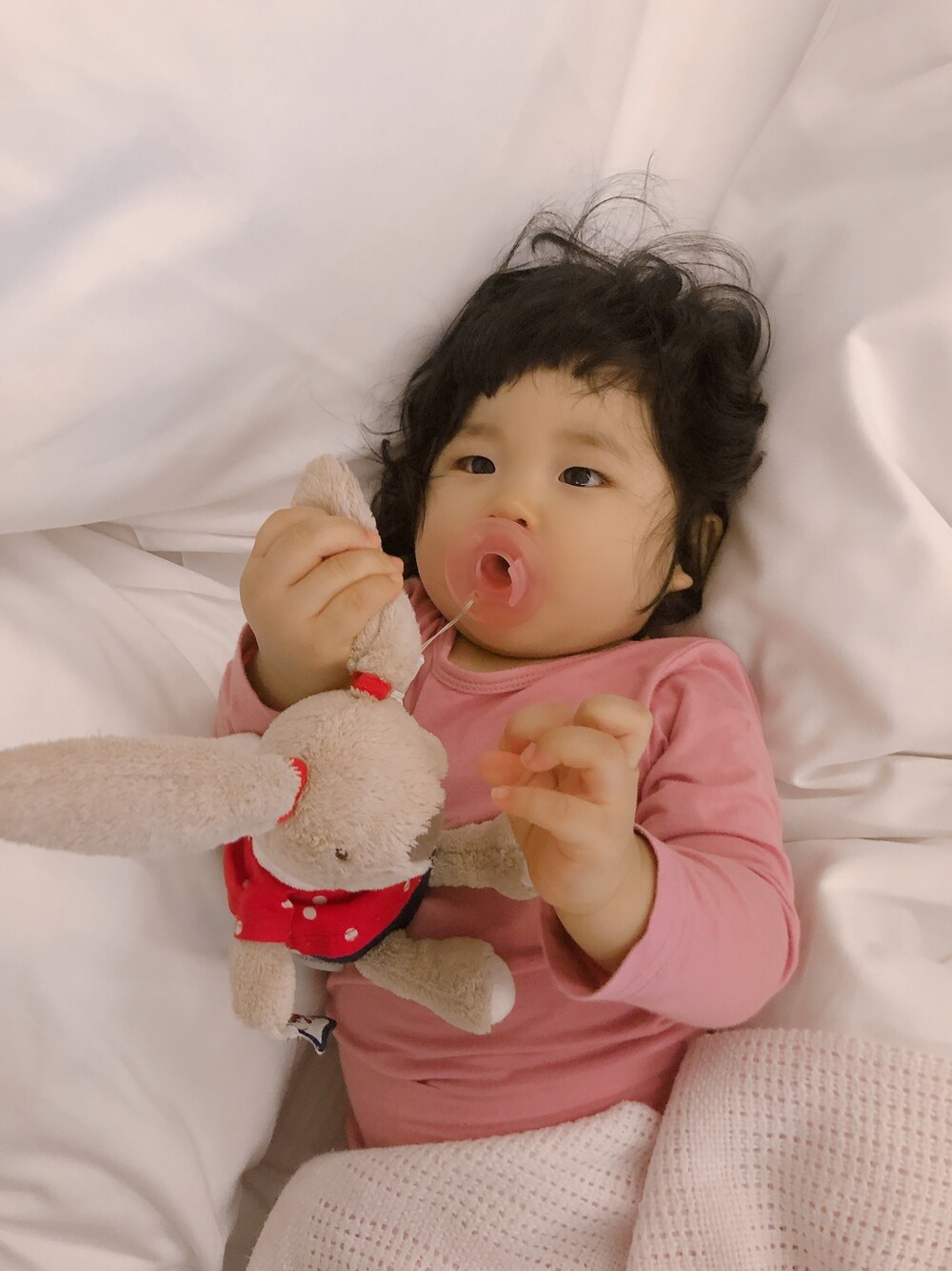 「girl、baby」｜「Mothercareのアイテム（その他ベビーウェア、ピンク系）」を使った、Kuo Sammiさん（キッズ・70cm）の冬コーディネートの1枚目の写真