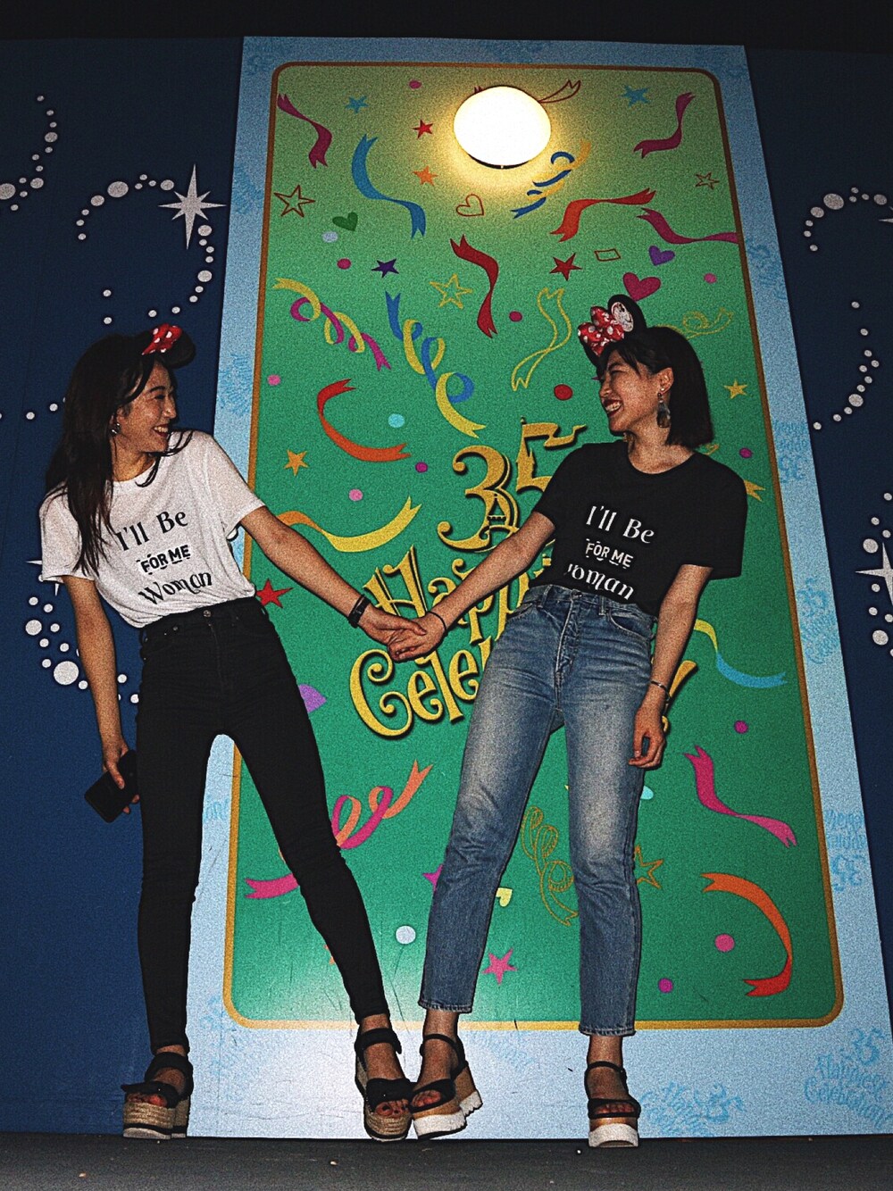 ホワイト系のTシャツ/カットソー、ブラック系のTシャツ/カットソー、ブラック系のデニムパンツを着用したレディースの夏コーディネートの1枚目の写真