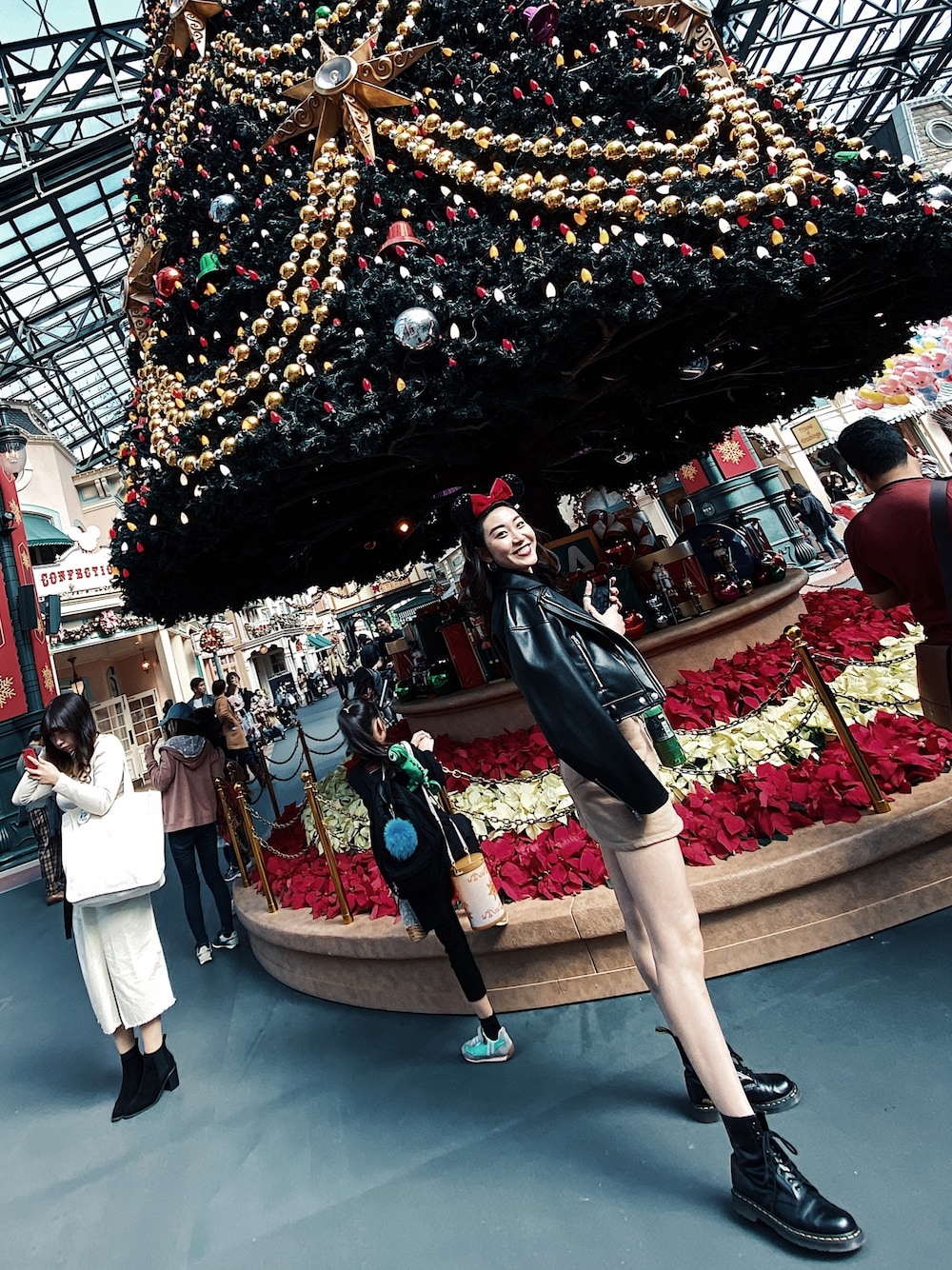 「やっぱりストリートが好き、シンプルコーデ、秋コーデ、disney、moussy、SLY、Dr.Martens、ディズニー、ootd、おしゃれさんと繋がりたい」｜「SLYのTWO COLLAR FAUX LEATHER JK（ライダースジャケット、ブラック系）」を使った、おSANPOさん（レディース・166cm）の秋コーディネートの1枚目の写真