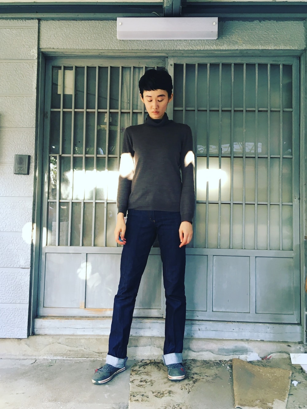 「ユニクロ、UNIQLO、マリナリナルディ、marinarinaldi、デニムパンツ、ジーンズ、長いデニム、クロックス、グレーニット、ベリーショート」｜「UNIQLOのエクストラファインメリノリブタートルネックセーター（長袖）（ニット/セーター、グレー系）」を使った、ユーリさん（レディース・177cm）の冬コーディネートの1枚目の写真