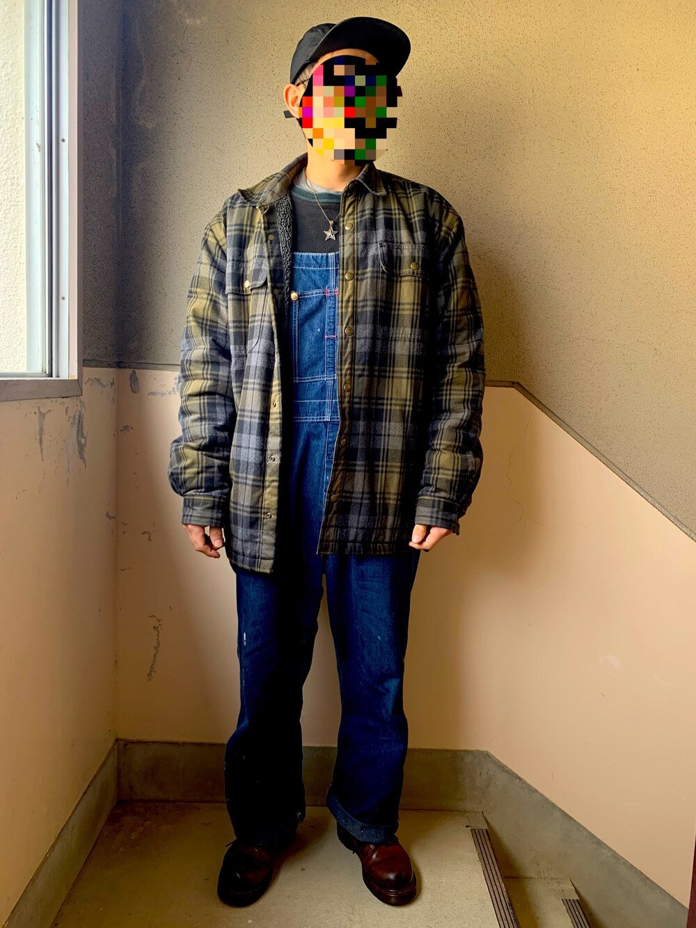 「Carharttのアイテム（カバーオール、グリーン系）」を使った、TITIGENさん（メンズ・177cm）の冬コーディネートの1枚目の写真