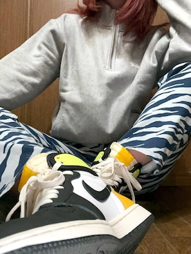 「STUSSY（ステューシー）のOVERDYED MOCK（スウェット、グレー系）」を使った、saki ‪✂︎‬ 🦋✿*:･ﾟさん（レディース・162cm）の冬コーディネート