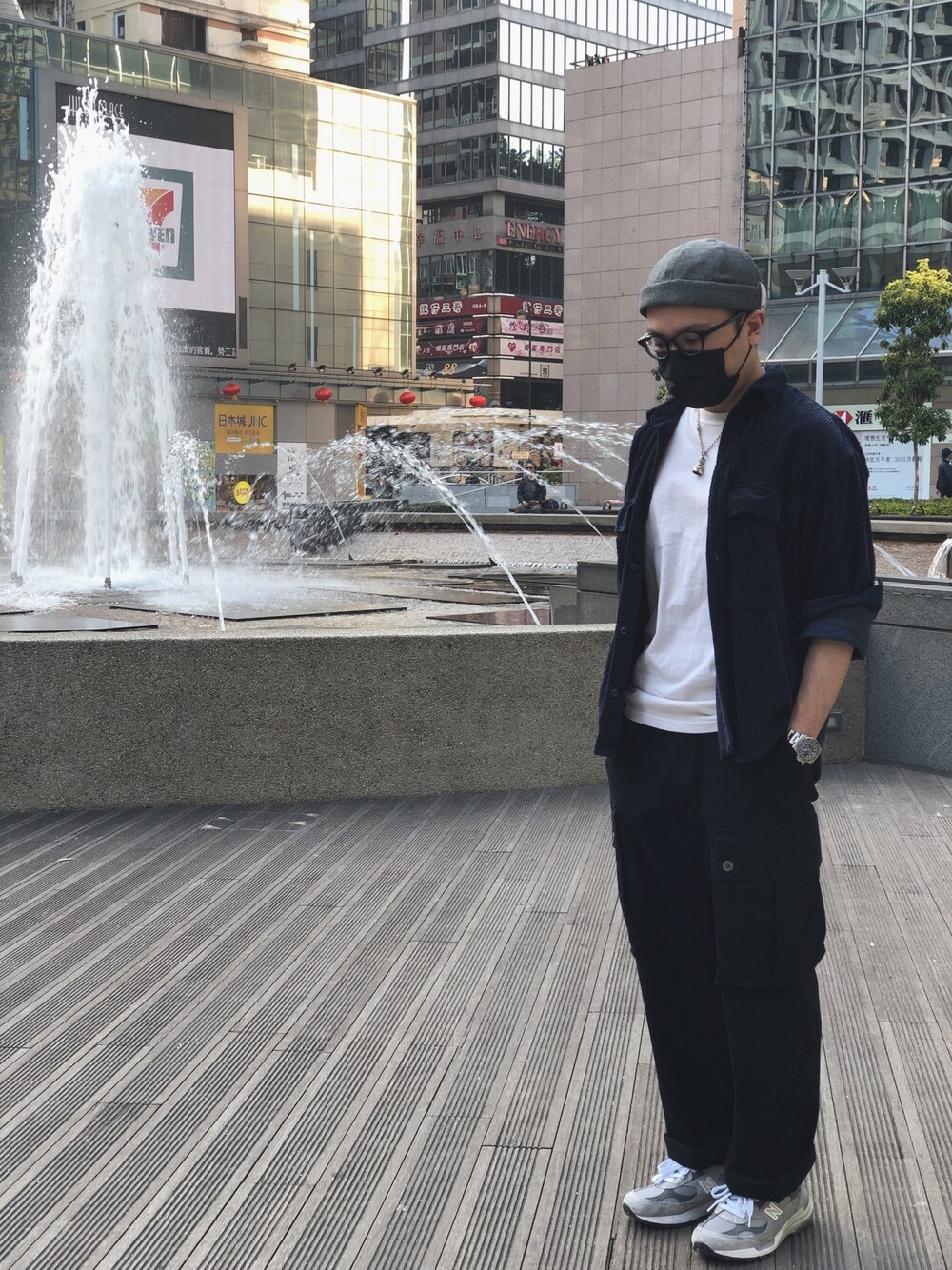 「NEW BALANCEのアイテム（サンダル、グレー系）」を使った、Stephenさん（メンズ・167cm）の冬コーディネートの1枚目の写真