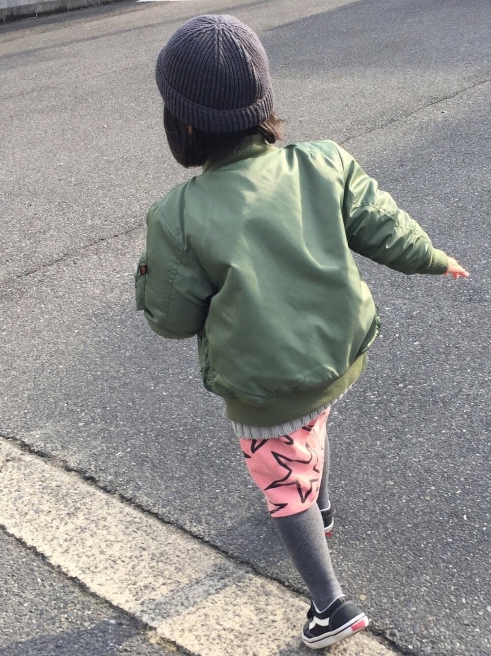 「キッズファッション、キッズコーデ、子供服、ニット帽、MA-1、カーディガン、monmimi、女の子、ワンピース、オールドスクール」｜「VANSのキッズ VANS ヴァンズ OLD SKOOL オールドスクール V36CJ SP15 BLACK（スニーカー、ブラック系）」を使った、shumajiroさん（キッズ・100cm）の冬コーディネートの1枚目の写真