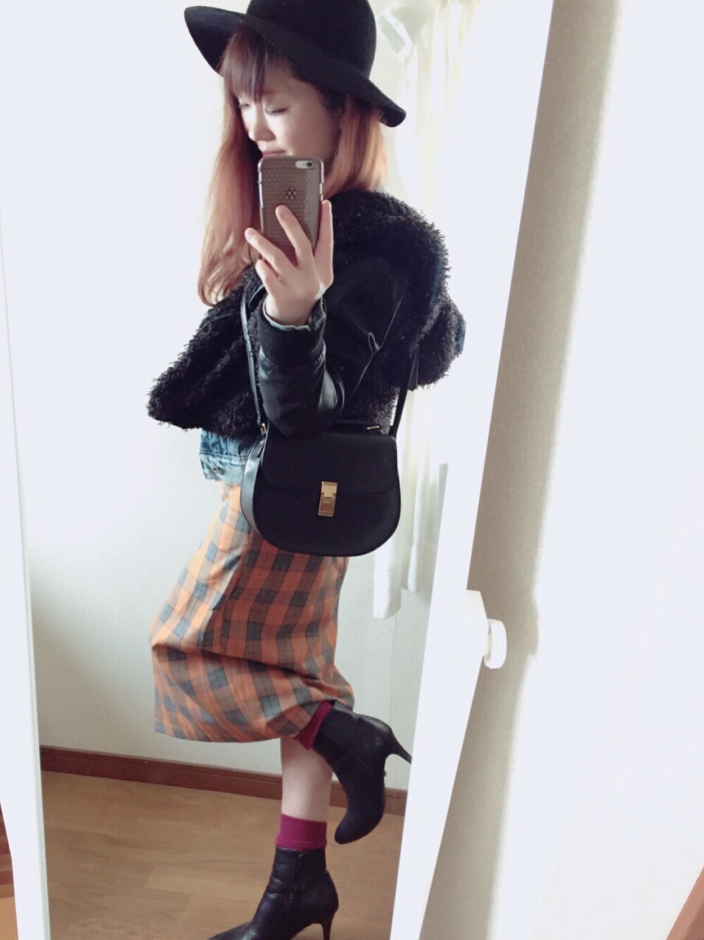 「オトナカジュアル、スカート、デニムジャケット、ハット、くつした、ショートブーツ、しまむら、冬、きれいめカジュアル」｜「EMODAのLOW PINHEEL BOOTS（ブーツ、ブラック系）」を使った、ｓａｎa・・さん（レディース・160cm）の冬コーディネートの1枚目の写真