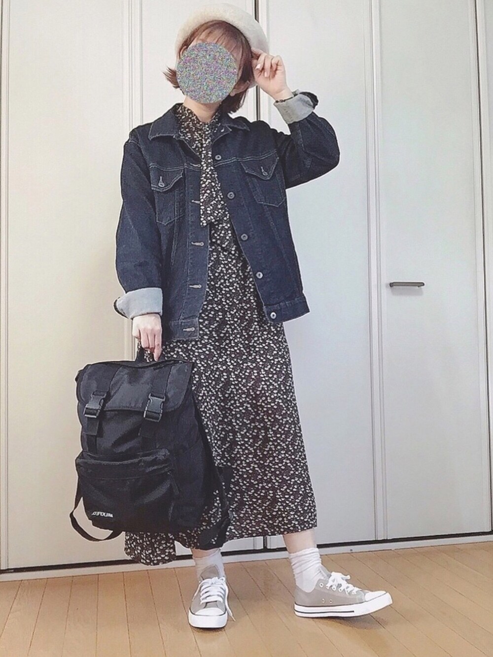 「カジュアル、ワンピース、デニムジャケット、リュック、ベレー帽、スニーカー、ワンピース×デニム、ワンピース×スニーカー、おしゃれさんと繋がりたい、ショートヘア」｜「しまむらのアイテム（ワンピース/ドレス、ブラック系）」を使った、ｓａｎa・・さん（レディース・160cm）の秋コーディネートの1枚目の写真