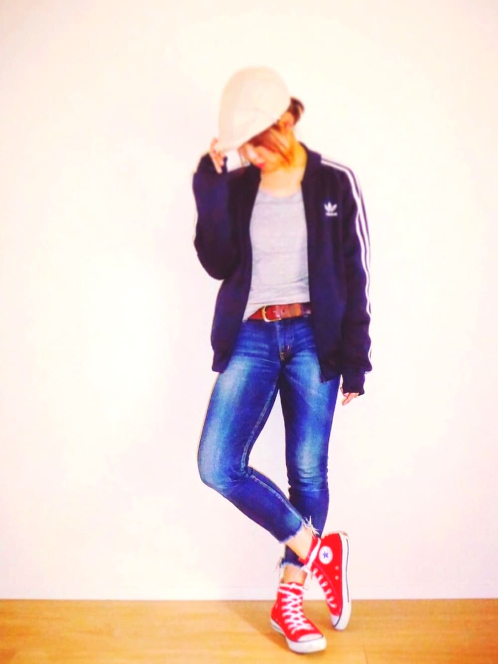 グレー系のTシャツ/カットソー、ブラック系のジャージ、レッド系のスニーカーを着用したレディースの冬コーディネートの1枚目の写真