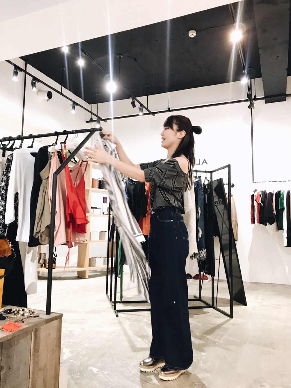 「fashion、通勤コーデ、大人カジュアル、ワイドデニム」｜「MURUAのフレアシルエットハイウエストデニム（デニムパンツ、ブルー系）」を使った、KANAさん（レディース・164cm）の春コーディネートの1枚目の写真