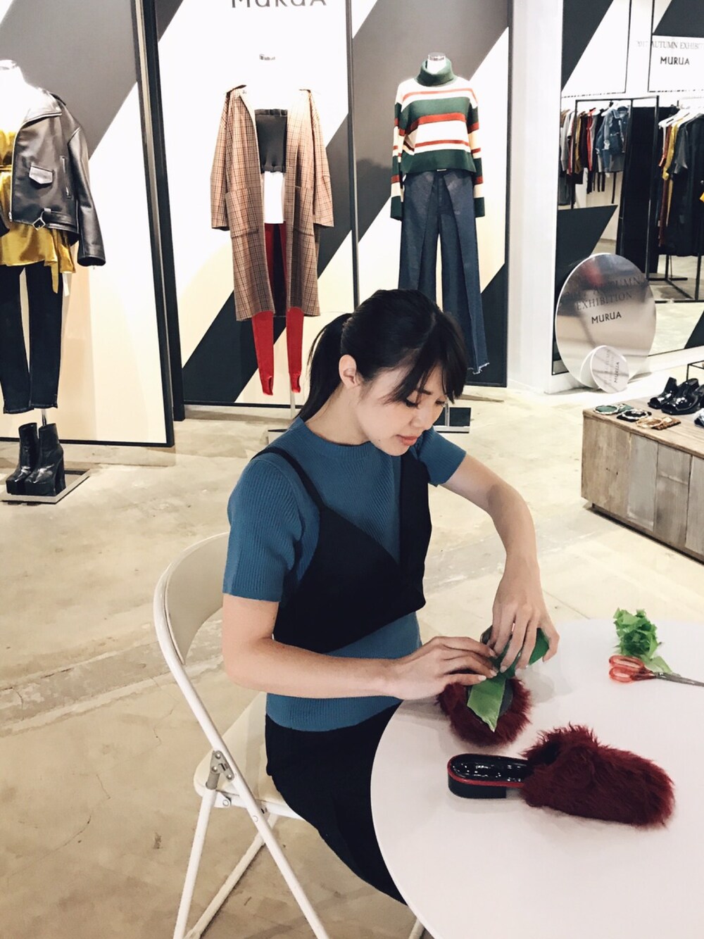 「murua、仕事コーデ、ブラトップ、キャミソール、黒」｜「MURUAのサテンラフコルセットキャミソール（キャミソール、ブラック系）」を使った、KANAさん（レディース・164cm）の春コーディネートの1枚目の写真