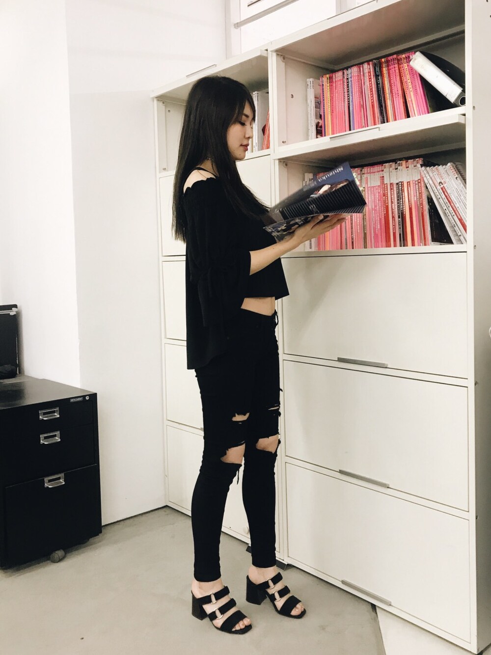 「お仕事コーデ、murua、black、黒、オフショル」｜「MURUAのシャーリングオフショルＴＯＰＳ（シャツ/ブラウス、ブラック系）」を使った、KANAさん（レディース・164cm）の夏コーディネートの1枚目の写真