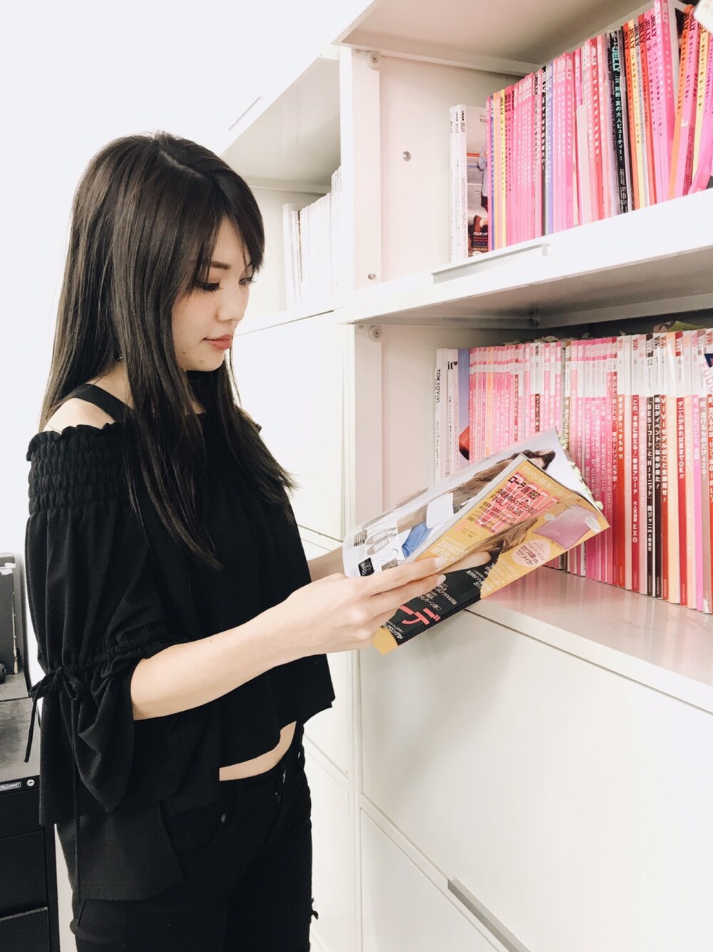 「お仕事コーデ、murua、black、黒、オフショル」｜「MURUAのアイテム（チョーカー、シルバー系）」を使った、KANAさん（レディース・164cm）の夏コーディネートの1枚目の写真