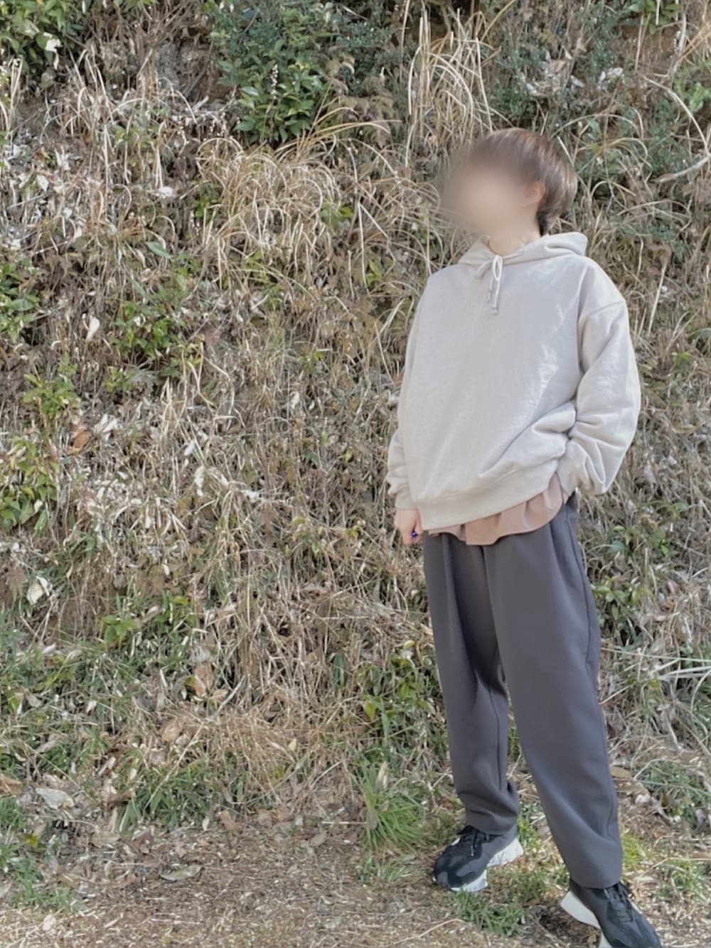 ベージュ系のパーカー、ブラウン系のシャツ/ブラウス、ブラック系のパンツを着用したメンズの冬コーディネートの1枚目の写真