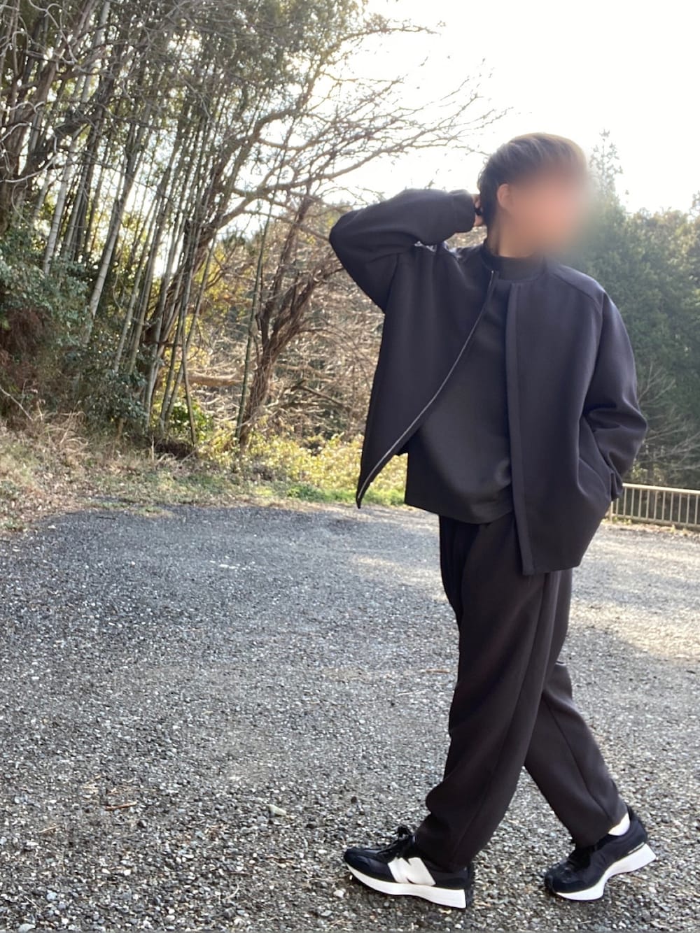 ブラック系のジャケット/アウター、グレー系のTシャツ/カットソー、ブラック系のパンツを着用したメンズの冬コーディネートの1枚目の写真