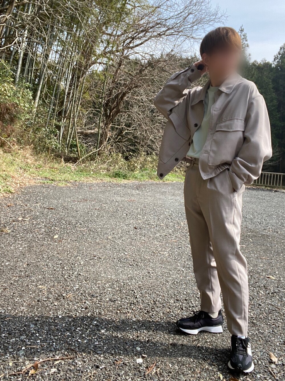 ベージュ系のブルゾン、グリーン系のTシャツ/カットソー、ベージュ系のスラックスを着用したメンズの春コーディネートの1枚目の写真