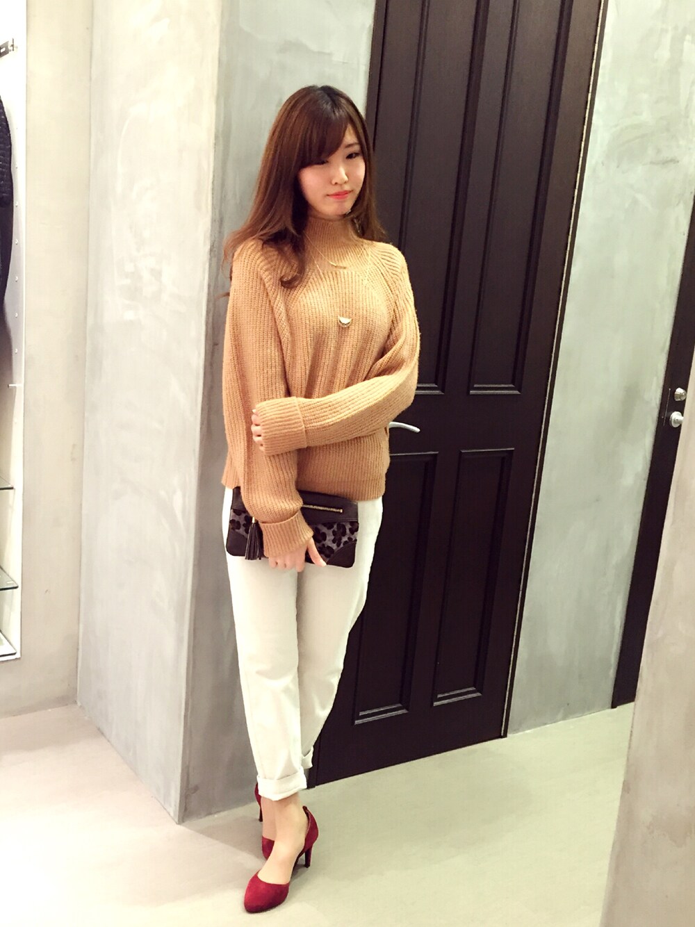 ブラウン系のニット/セーター、ホワイト系のその他パンツ、ブラウン系のショルダーバッグを着用したレディースの冬コーディネートの1枚目の写真