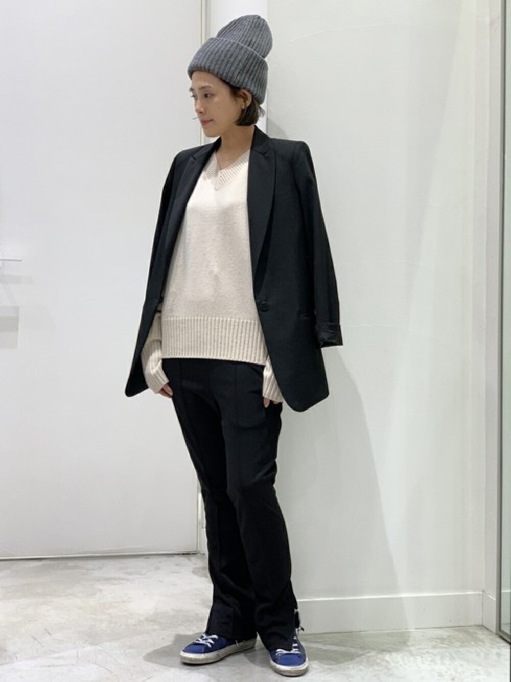 「ジャケット、ニット帽、GOLDEN GOOSE、スニーカーコーデ、ジャケットスタイル、Deuxieme Classe(Deuxieme Classe)、カジュアルコーデ、秋冬コーデ、APSTUDIO」｜「AP STUDIOのブラックウールジャケット（テーラードジャケット、ブラック系）」を使った、YUIさん（レディース・162cm）の秋コーディネートの1枚目の写真