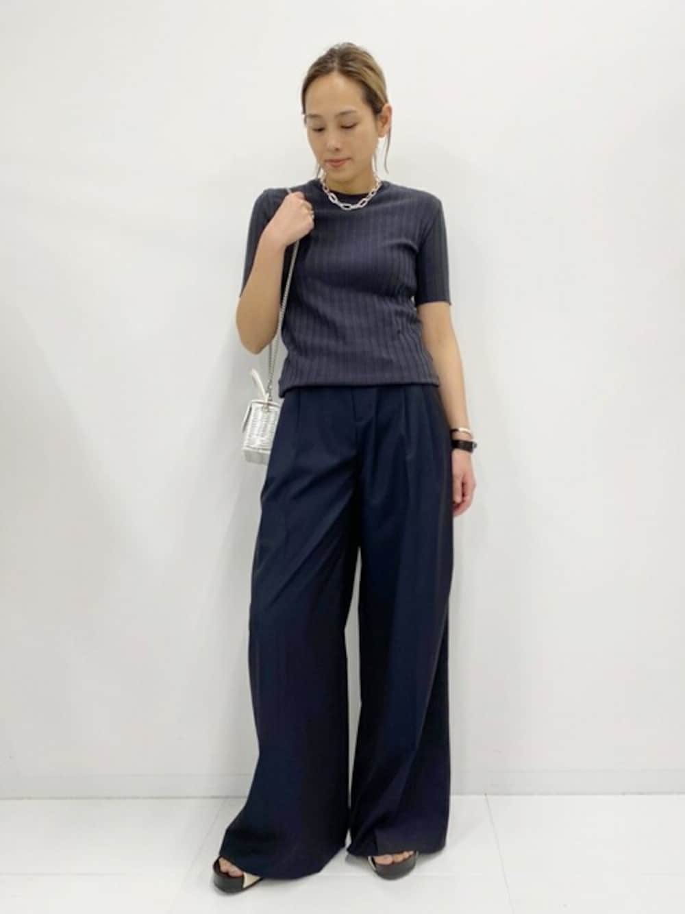 「大人カジュアル、ワイドパンツ、パンツスタイル、ネイビーパンツ、APSTUDIO、WICKER WINGS」｜「AP STUDIOのワイドリブプルオーバー（Tシャツ/カットソー、グレー系）」を使った、YUIさん（レディース・162cm）の春コーディネートの1枚目の写真