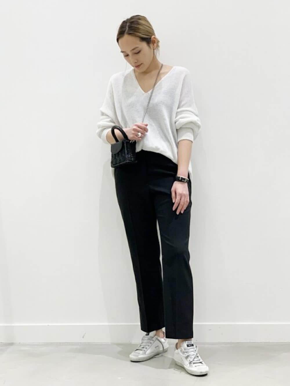 「ニット、大人カジュアル、Vネックニット、パンツスタイル、APSTUDIO」｜「AP STUDIOの麻混ローゲージVネックプルオーバー（ニット/セーター、ホワイト系）」を使った、YUIさん（レディース・162cm）の春コーディネートの1枚目の写真