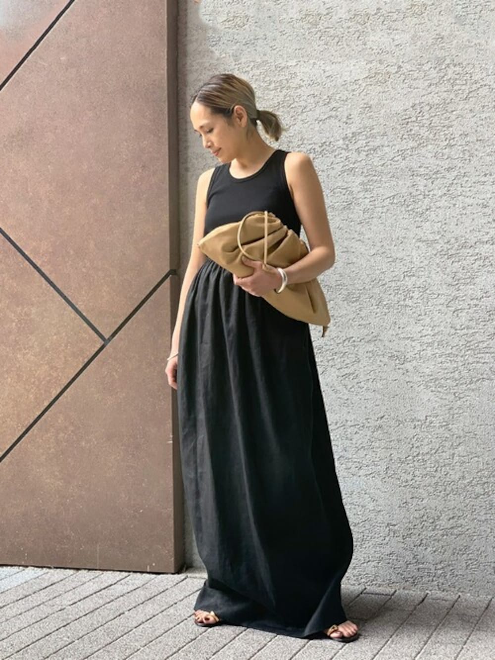 「ブラック、ブラックコーデ、タンクトップ、スカートスタイル、夏コーデ、Giuseppe Zanotti、APSTUDIO」｜「AP STUDIOのストレッチリブタンクトップ（タンクトップ、ブラック系）」を使った、YUIさん（レディース・162cm）の夏コーディネートの1枚目の写真