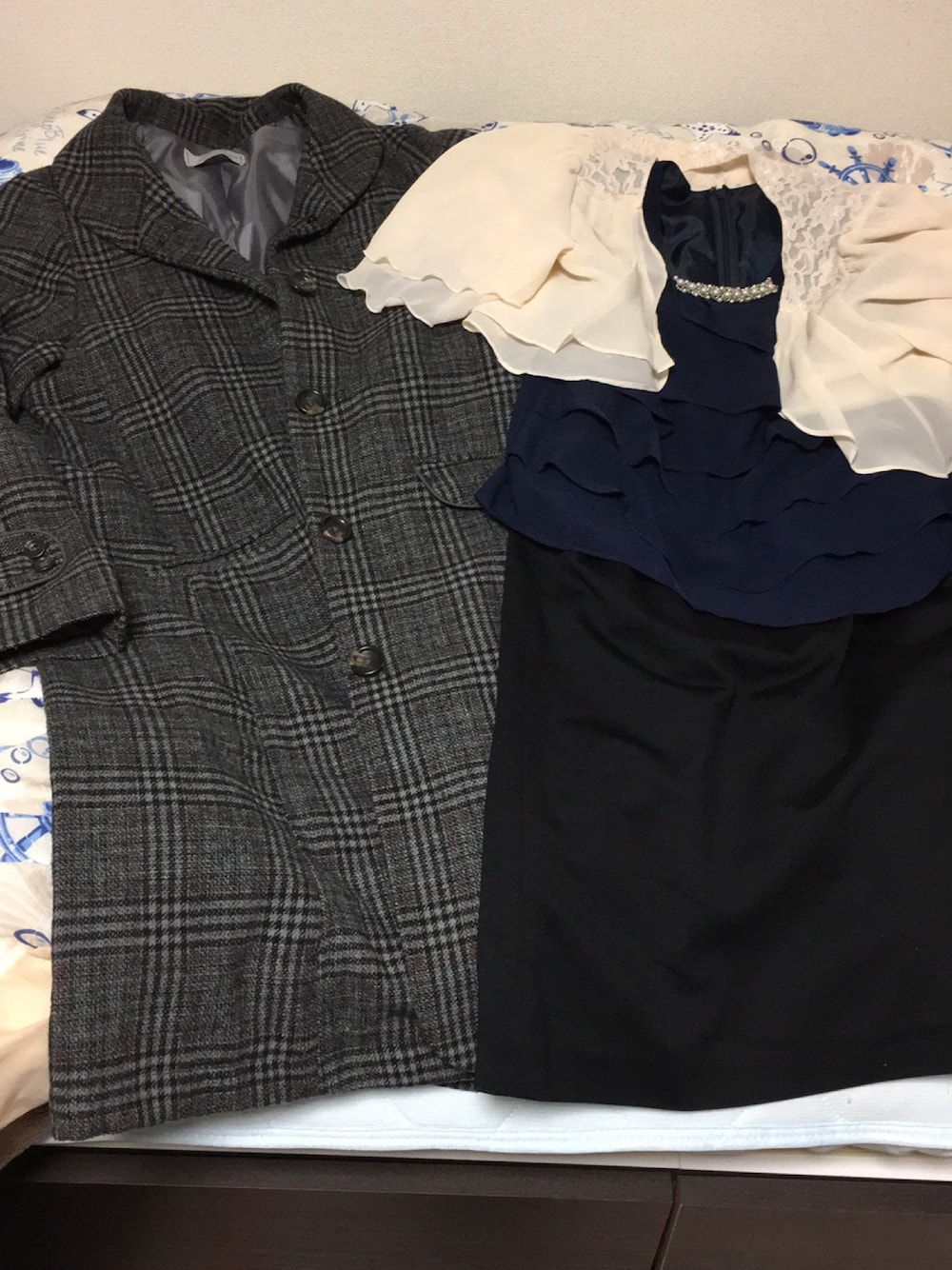 「結婚式、チェックコート、ドレス」｜「しまむらのアイテム（ドレス、ホワイト系）」を使った、なおこさん（レディース・157cm）の秋コーディネートの1枚目の写真