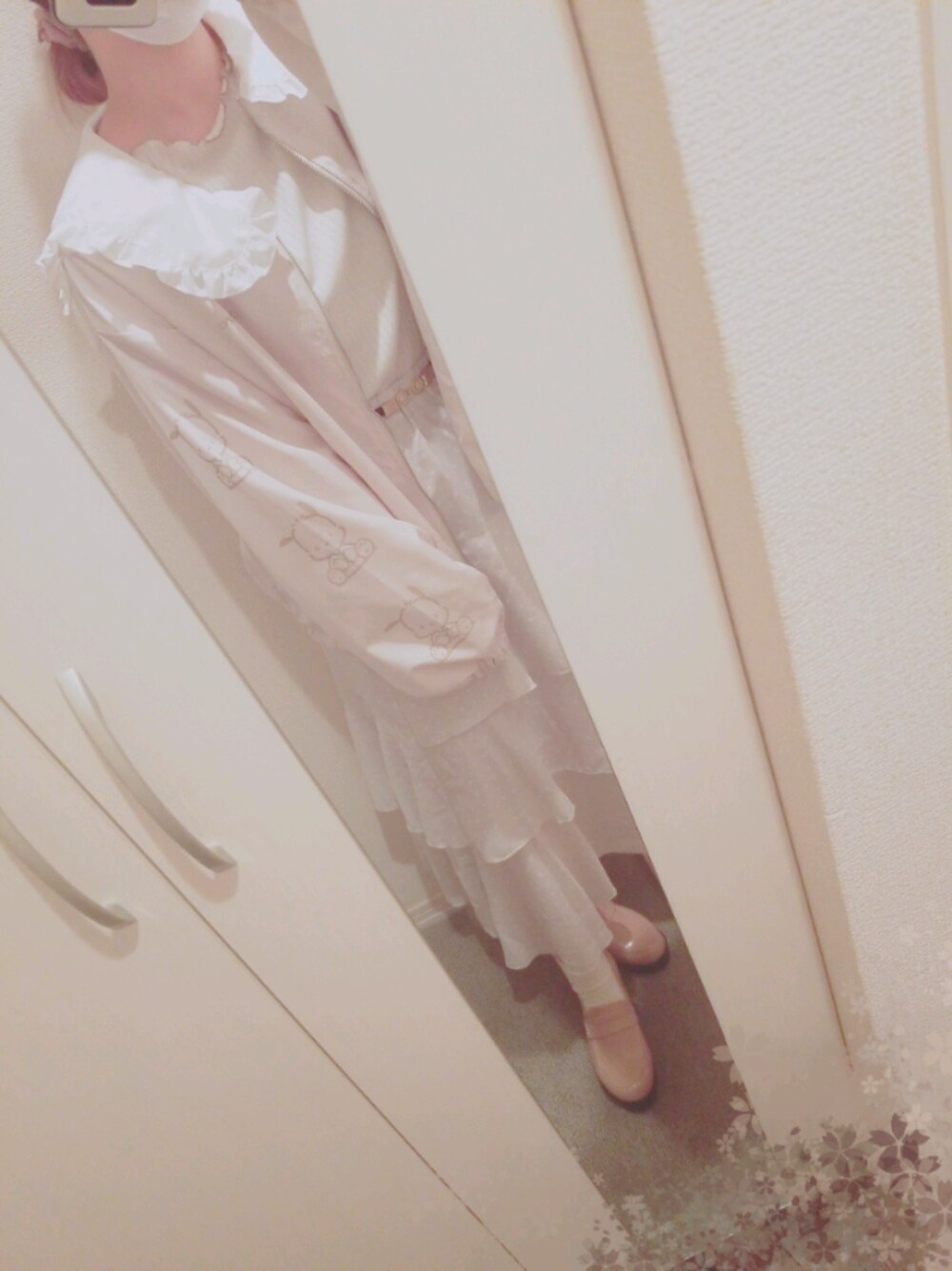 ホワイト系のTシャツ/カットソー、ベージュ系のその他アウター、ベージュ系のスカートを着用したレディースの夏コーディネートの1枚目の写真