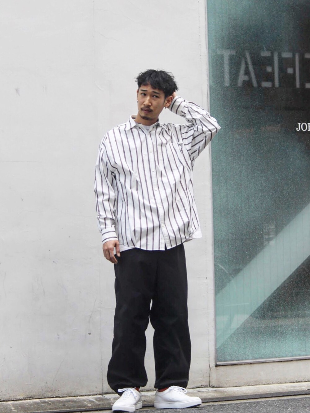 「おうちファッション、春コーデ、スニーカーコーデ、大人カジュアル、大人コーデ、シャツ、カジュアル、きれいめカジュアル」｜「N.HOOLYWOODのSPRING2020 RANDOM TACKED SHIRT（シャツ/ブラウス、ピンク系）」を使った、うっちゃんさん（メンズ・178cm）の春コーディネートの1枚目の写真