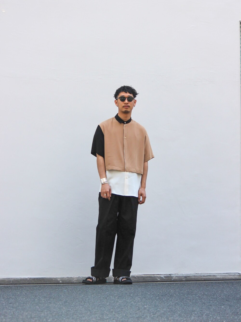 「今日のコーデ、春、キレイめ、ベージュ」｜「CULLNIの【CULLNI】STUDIOUS限定　LAYERED ASYMMETRY S/S SH（シャツ/ブラウス、ベージュ系）」を使った、うっちゃんさん（メンズ・178cm）の春コーディネートの1枚目の写真